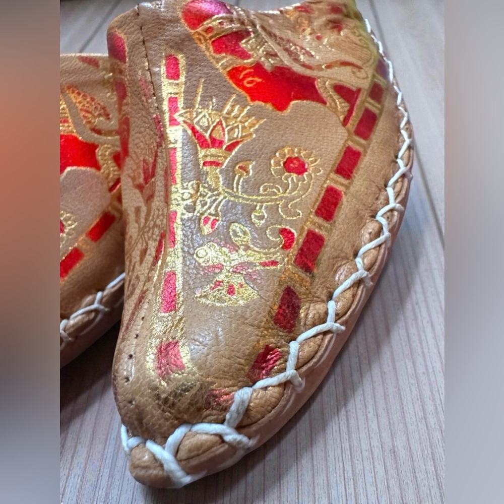 Pharaonic Egyptian Handmade Leather Slippers. Tooled Metallic Nefertiti Design - Picture 4 of 14